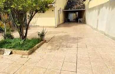 Imagem: A casa possui 4 Dormitórios, 3 Banheiros, 5 Vagas na garagem