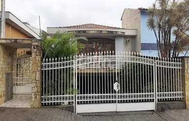 Imagem: A casa possui 3 Dormitórios, 2 Banheiros, 5 Vagas na garagem