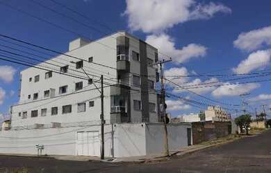 Imagem: O apartamento possui 1 Dormitório, 1 Banheiro, 1 Vaga na garagem