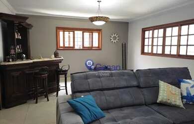 Imagem: A casa possui 3 Dormitórios, 3 Banheiros, 2 Vagas na garagem