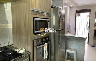 Imagem: A casa possui 3 Dormitórios, 2 Banheiros, 2 Vagas na garagem