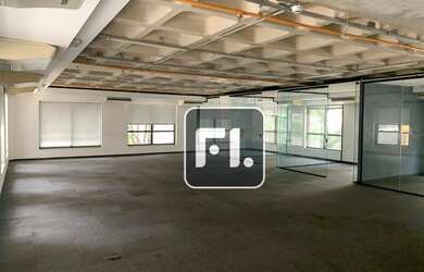 Imagem: O depósito possui 4 Vagas na garagem, 227m² de Área e está