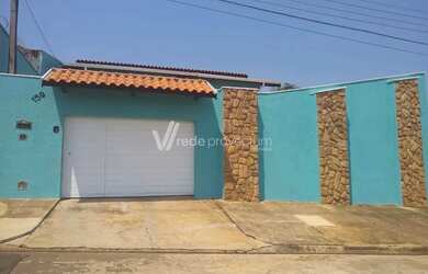 Imagem: A casa possui 3 Dormitórios, 3 Banheiros, 2 Vagas na garagem