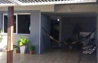 Imagem: A casa possui 3 Dormitórios, 3 Banheiros, 2 Vagas na garagem