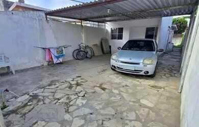 Imagem: A casa possui 2 Dormitórios, 1 Banheiro, 2 Vagas na garagem