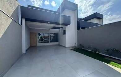 Imagem: A casa possui 3 Dormitórios, 2 Banheiros, 2 Vagas na garagem