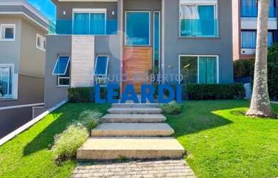 Imagem: A casa em condomínio possui 4 Dormitórios, 4 Banheiros, 4