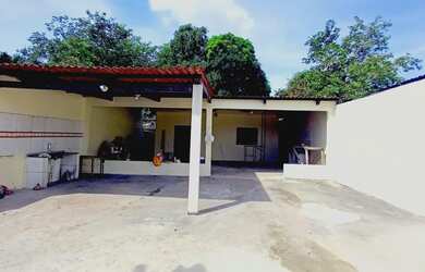 Imagem: A casa possui 3 Dormitórios, 3 Banheiros, 5 Vagas na garagem