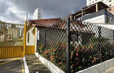 Imagem: A casa possui 5 Dormitórios, 5 Banheiros, 2 Vagas na garagem