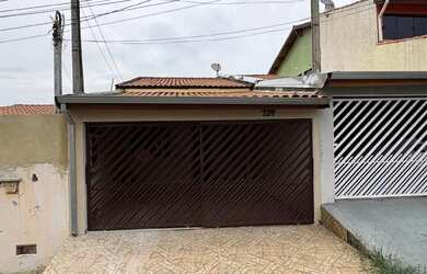 Imagem: A casa possui 4 Dormitórios, 3 Banheiros, 2 Vagas na garagem