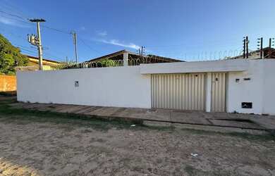 Imagem: A casa possui 4 Dormitórios, 4 Banheiros, 4 Vagas na garagem