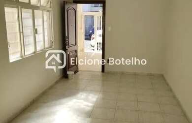 Imagem: A casa possui 3 Dormitórios, 1 Banheiro, 2 Vagas na garagem