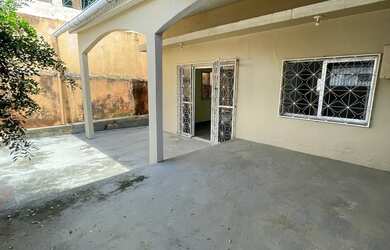 Imagem: A casa possui 3 Dormitórios, 2 Banheiros, 1 Vaga na garagem