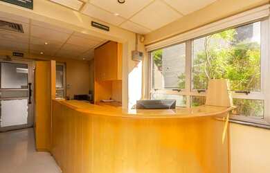 Imagem: O depósito possui 5 Vagas na garagem, 426m² de Área e está