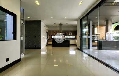 Imagem: A casa em condomínio possui 5 Dormitórios, 5 Banheiros, 4