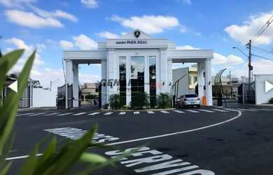 Imagem: A casa possui 3 Dormitórios, 3 Banheiros, 2 Vagas na garagem