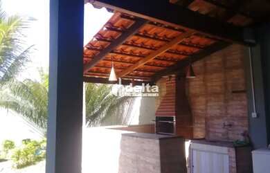 Imagem: A casa possui 3 Dormitórios, 2 Banheiros, 2 Vagas na garagem