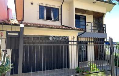 Imagem: A casa possui 3 Dormitórios, 5 Banheiros, 4 Vagas na garagem