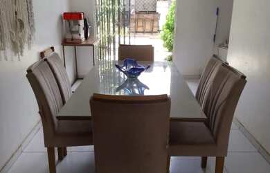 Imagem: A casa possui 3 Dormitórios, 2 Banheiros, 1 Vaga na garagem