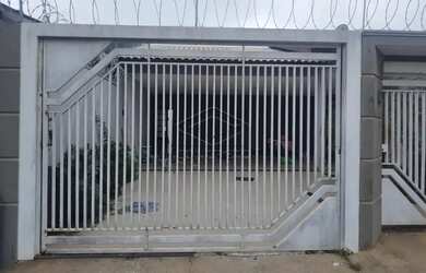 Imagem: A casa possui 3 Dormitórios, 2 Banheiros, 4 Vagas na garagem