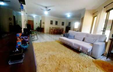 Imagem: A casa possui 4 Dormitórios, 3 Banheiros, 2 Vagas na garagem