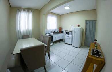 Imagem: A casa possui 3 Dormitórios, Acomodam 10 pessoas, 3 Vagas na