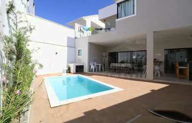 Imagem: A casa possui 4 Dormitórios, 2 Banheiros, 2 Vagas na garagem