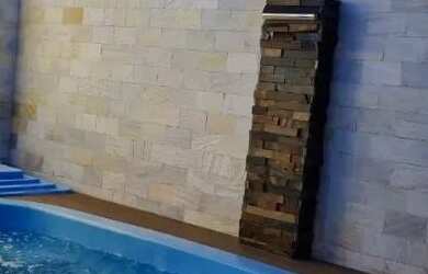 Imagem: A casa possui 2 Dormitórios, 2 Banheiros, 2 Vagas na garagem