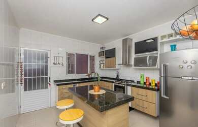 Imagem: A casa possui 2 Dormitórios, 2 Banheiros, 2 Vagas na garagem