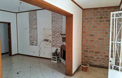 Imagem: A casa possui 4 Dormitórios, 3 Banheiros, 3 Vagas na garagem