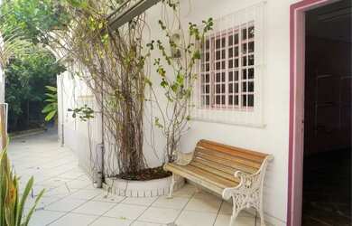 Imagem: A casa possui 3 Dormitórios, 3 Banheiros, 3 Vagas na garagem