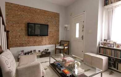 Imagem: A casa possui 3 Dormitórios, 3 Banheiros, 2 Vagas na garagem