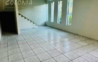 Imagem: A casa possui 2 Dormitórios, 2 Banheiros, 2 Vagas na garagem