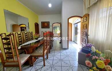 Imagem: A casa possui 4 Dormitórios, 5 Banheiros, 3 Vagas na garagem