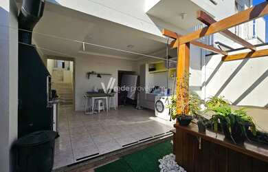 Imagem: A casa possui 4 Dormitórios, 3 Banheiros, 2 Vagas na garagem