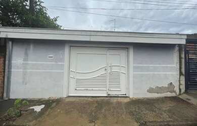 Imagem: A casa possui 3 Dormitórios, 1 Banheiro, 2 Vagas na garagem