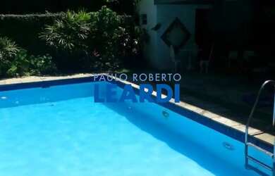 Imagem: A casa possui 4 Dormitórios, 5 Banheiros, 5 Vagas na garagem