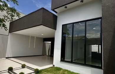 Imagem: A casa possui 3 Dormitórios, 2 Banheiros, 2 Vagas na garagem