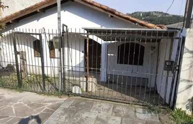 Imagem: A casa possui 3 Dormitórios, 2 Banheiros, 2 Vagas na garagem