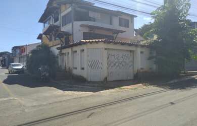 Imagem: A casa possui 4 Dormitórios, 4 Banheiros, 4 Vagas na garagem