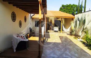 Imagem: A casa possui 3 Dormitórios, 3 Banheiros, 5 Vagas na garagem