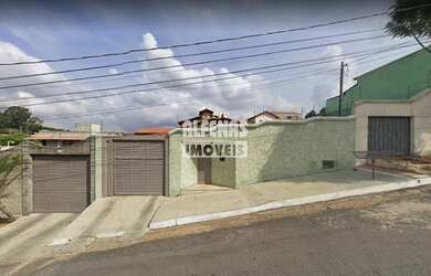 Imagem: A casa possui 3 Dormitórios, 1 Banheiro, 3 Vagas na garagem