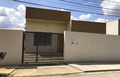 Imagem: A casa possui 3 Dormitórios, 2 Banheiros, 2 Vagas na garagem