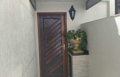 Imagem: A casa possui 3 Dormitórios, 2 Banheiros, 2 Vagas na garagem