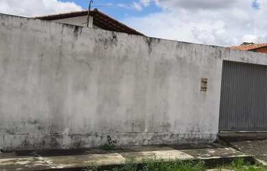 Imagem: A casa possui 2 Dormitórios, 1 Banheiro, 3 Vagas na garagem