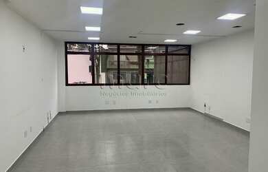 Imagem: O depósito possui 5 Vagas na garagem e 299m² de Área e está