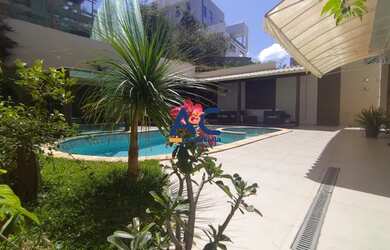 Imagem: A casa possui 4 Dormitórios, 4 Banheiros, 4 Vagas na garagem