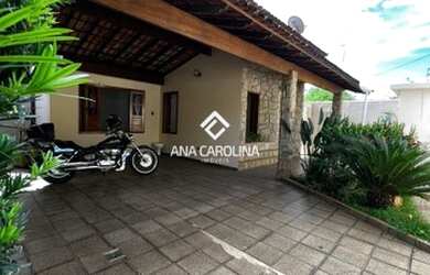 Imagem: A casa possui 4 Dormitórios, 2 Banheiros, 2 Vagas na garagem