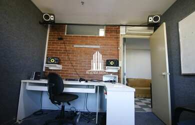 Imagem: O depósito possui 1 Vaga na garagem, 56m² de Área e está