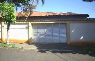 Imagem: A casa possui 3 Dormitórios, 4 Banheiros, 5 Vagas na garagem